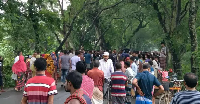 মরদেহ দেখতে জড়ো হয়েছেন স্থানীয়রা
